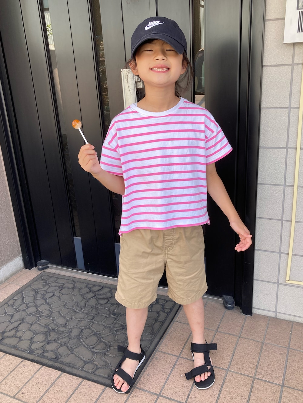 ピンク系のTシャツ/カットソー、ベージュ系のその他パンツ、ブラック系のサンダルを着用したキッズの夏コーディネートの4枚目の写真
