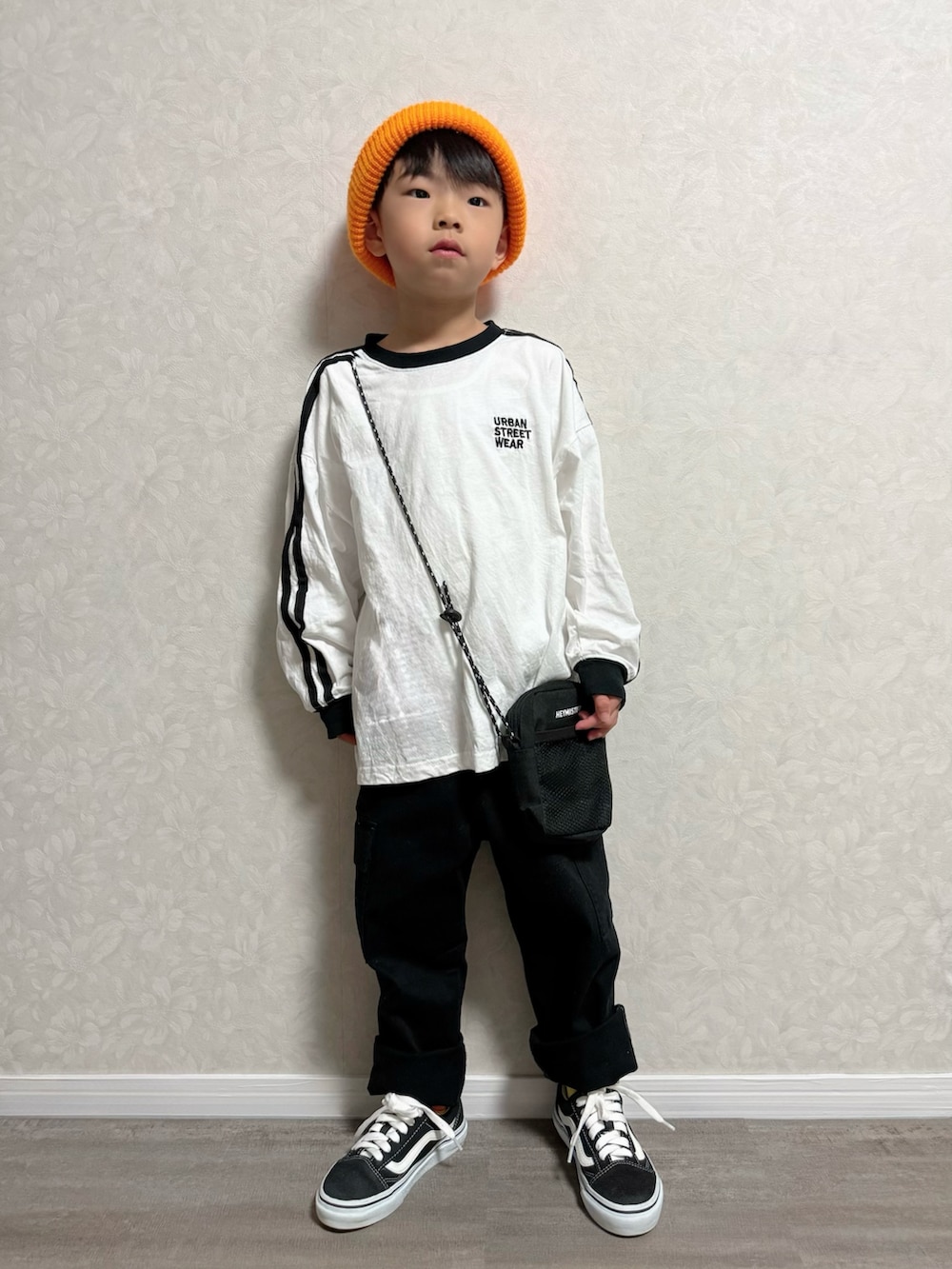 ホワイト系のTシャツ/カットソー、ブラック系のジャージ、ブラック系のスニーカーを着用したキッズの春コーディネートの5枚目の写真