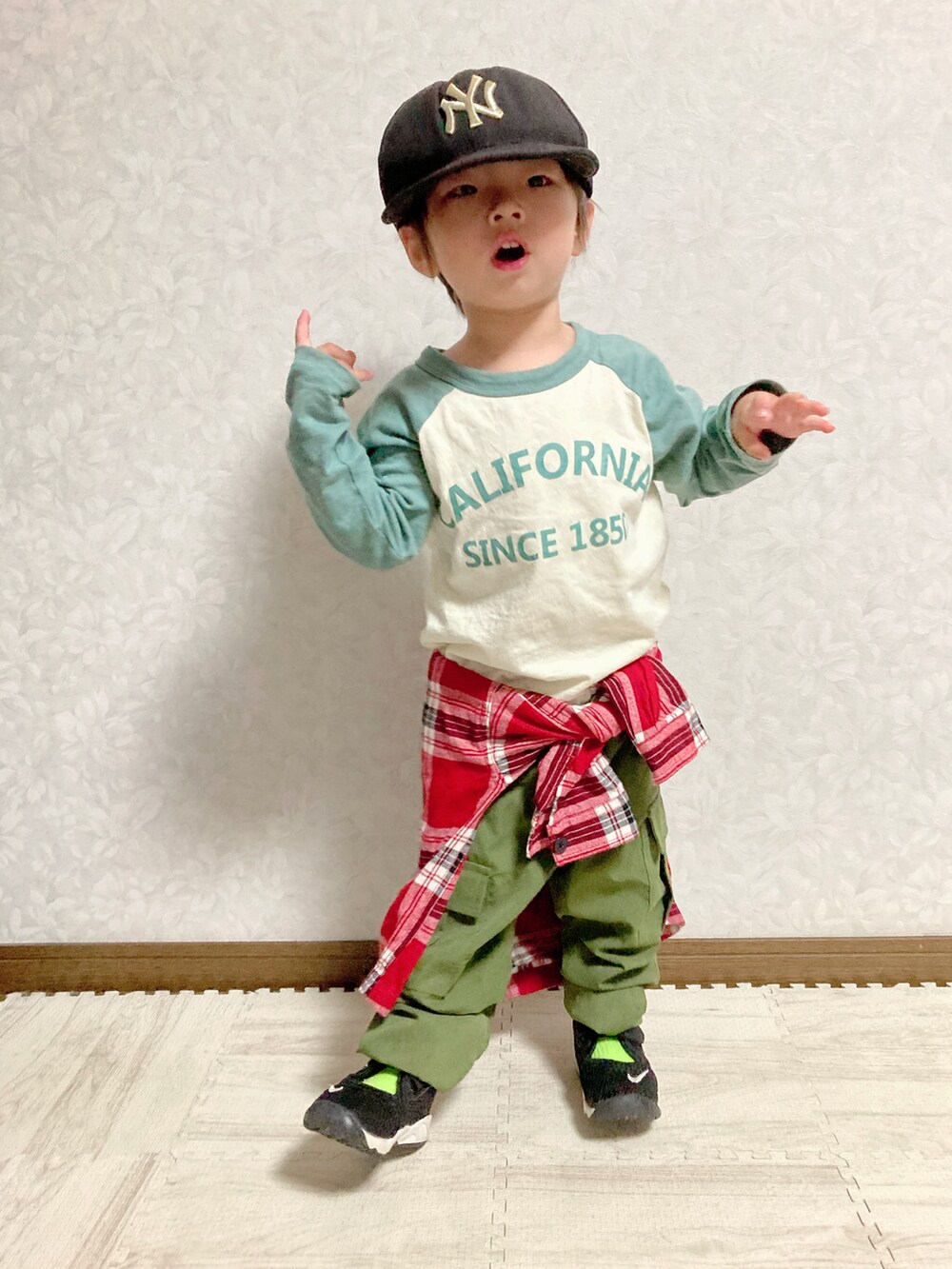 レッド系のTシャツ/カットソー、イエロー系のTシャツ/カットソー、グリーン系のTシャツ/カットソーを着用したキッズの秋コーディネートの2枚目の写真