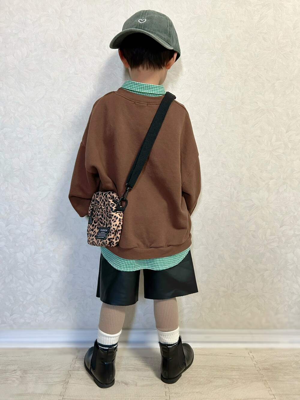 ブラウン系のスウェット、ブラック系のパンツ、グリーン系のシャツ/ブラウスを着用したキッズの冬コーディネートの5枚目の写真