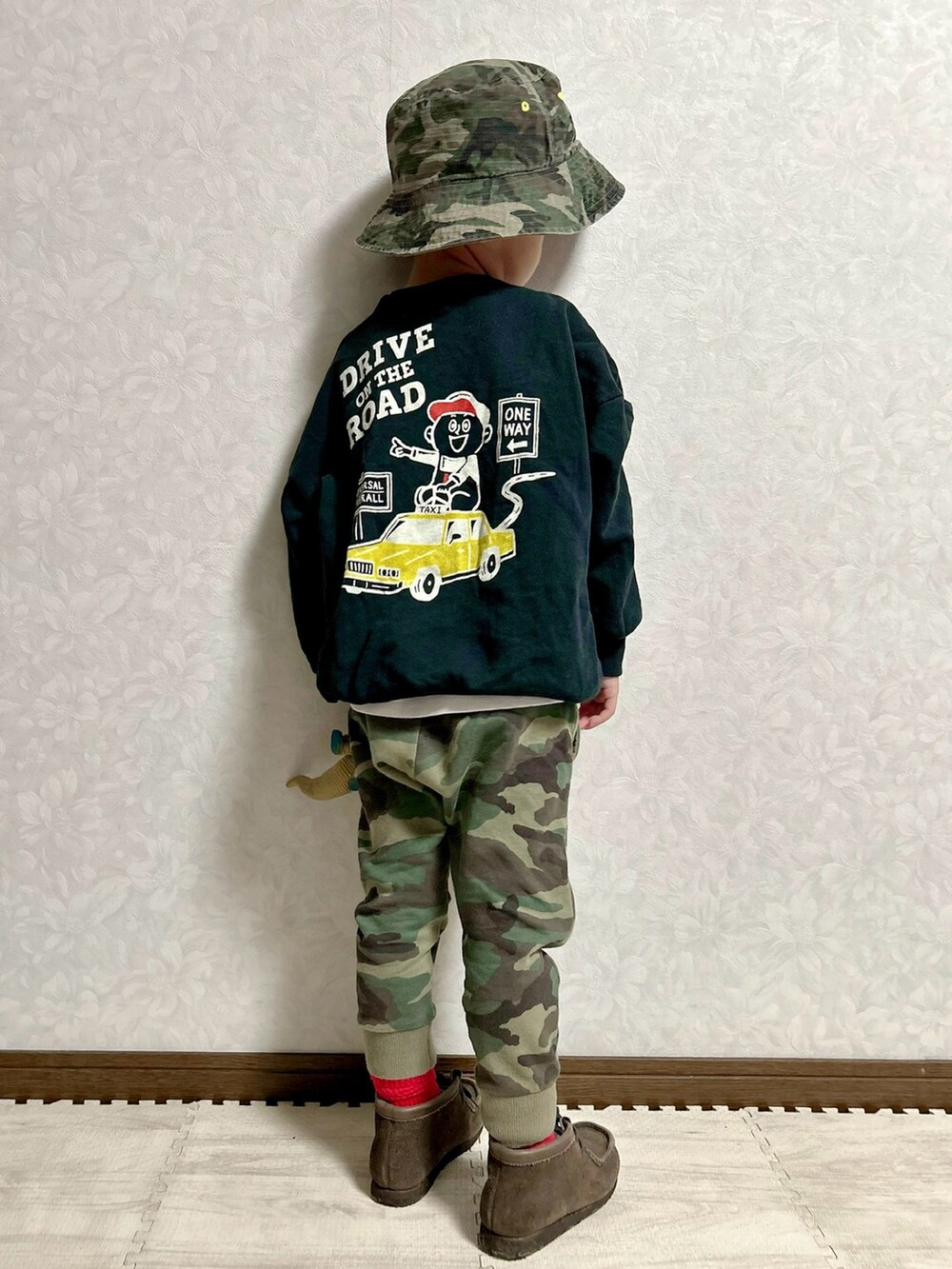 ブラック系のスウェット、その他のスウェットパンツ、ブラウン系のモカシン/デッキシューズを着用したキッズの秋コーディネートの4枚目の写真