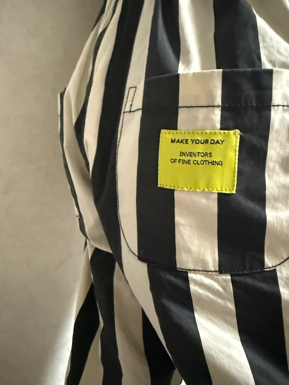 ブラック系のサロペット/オーバーオール、ブラック系のローファー、グレー系のTシャツ/カットソーを着用したキッズの夏コーディネートの4枚目の写真
