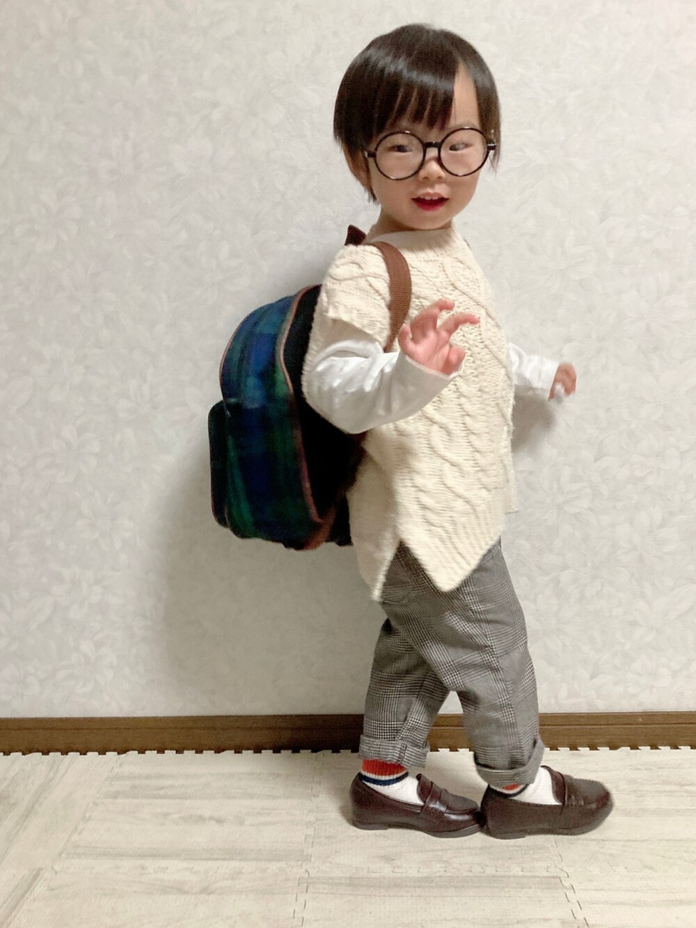 ホワイト系のTシャツ/カットソー、ホワイト系のベスト、グレー系のパンツを着用したキッズの秋コーディネートの4枚目の写真