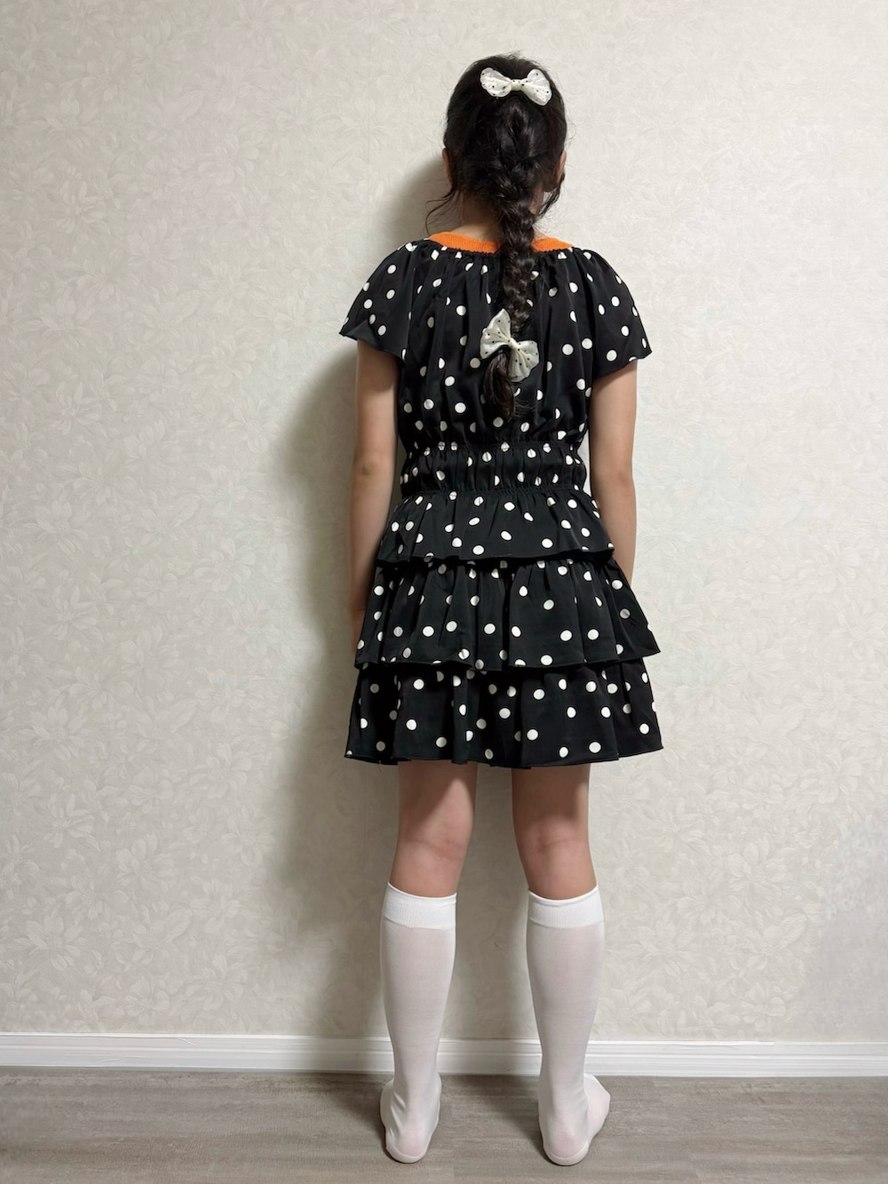 ブラック系のシャツ/ブラウス、オレンジ系のタンクトップ、ブラック系のスカートを着用したキッズの夏コーディネートの3枚目の写真