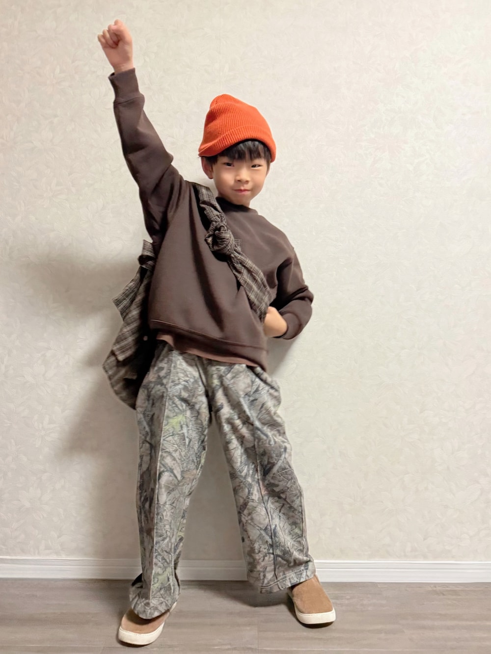 ブラウン系のシャツ/ブラウス、ベージュ系のその他パンツ、ブラウン系のスリッポンを着用したキッズの秋コーディネートの4枚目の写真