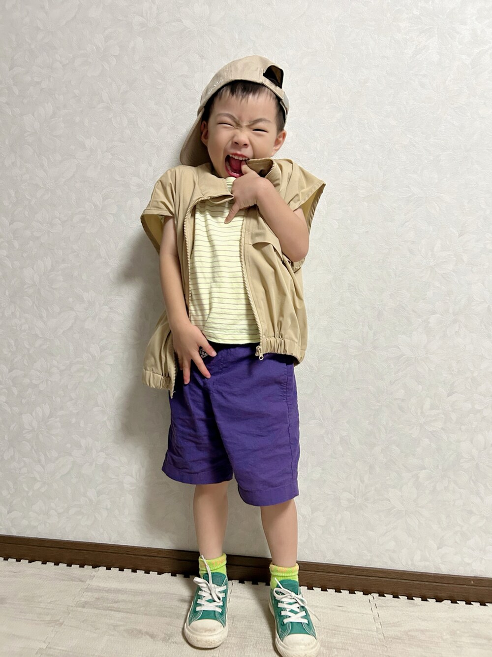 イエロー系のTシャツ/カットソー、ベージュ系のベスト、パープル系のパンツを着用したキッズの夏コーディネートの2枚目の写真