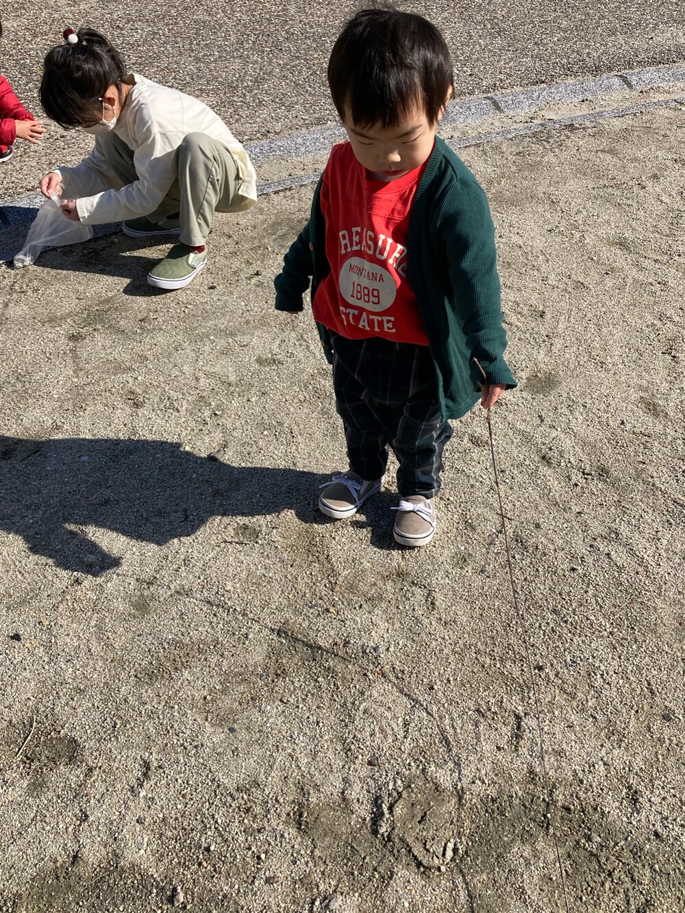 レッド系のTシャツ/カットソー、ホワイト系のTシャツ/カットソー、ベージュ系のジャケット/アウターを着用したキッズの冬コーディネートの5枚目の写真