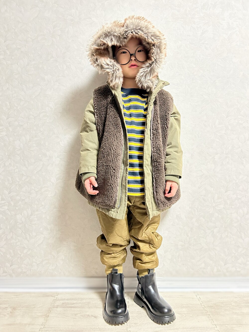 グリーン系のモッズコート、グリーン系のスウェット、ブルー系のTシャツ/カットソーを着用したキッズの冬コーディネートの2枚目の写真