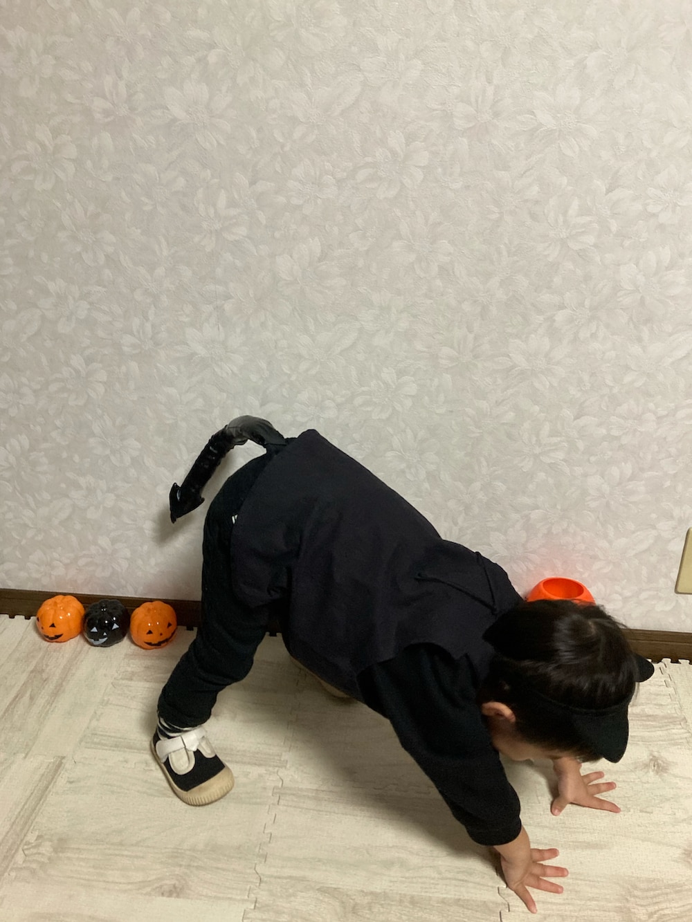 ブラック系のTシャツ/カットソー、ブラック系のベスト、ブラック系のその他パンツを着用したキッズの秋コーディネートの4枚目の写真