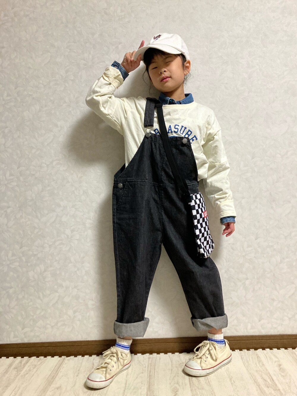 ホワイト系のTシャツ/カットソー、ブルー系のシャツ/ブラウス、ブラック系のサロペット/オーバーオールを着用したキッズの冬コーディネートの3枚目の写真