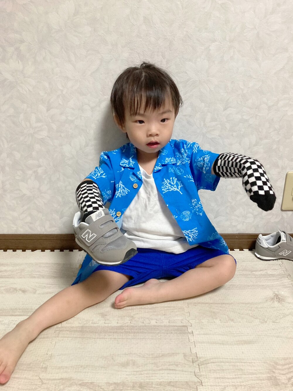 ホワイト系のタンクトップ、ブルー系のシャツ/ブラウス、ブルー系のその他パンツを着用したキッズの夏コーディネートの3枚目の写真