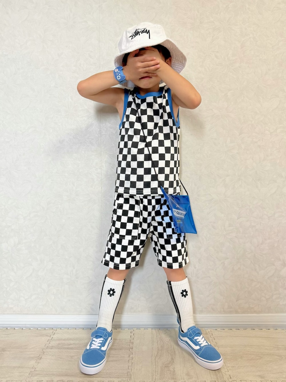 その他のその他パンツ、ブルー系のスニーカー、ブラック系のタンクトップを着用したキッズの夏コーディネートの3枚目の写真