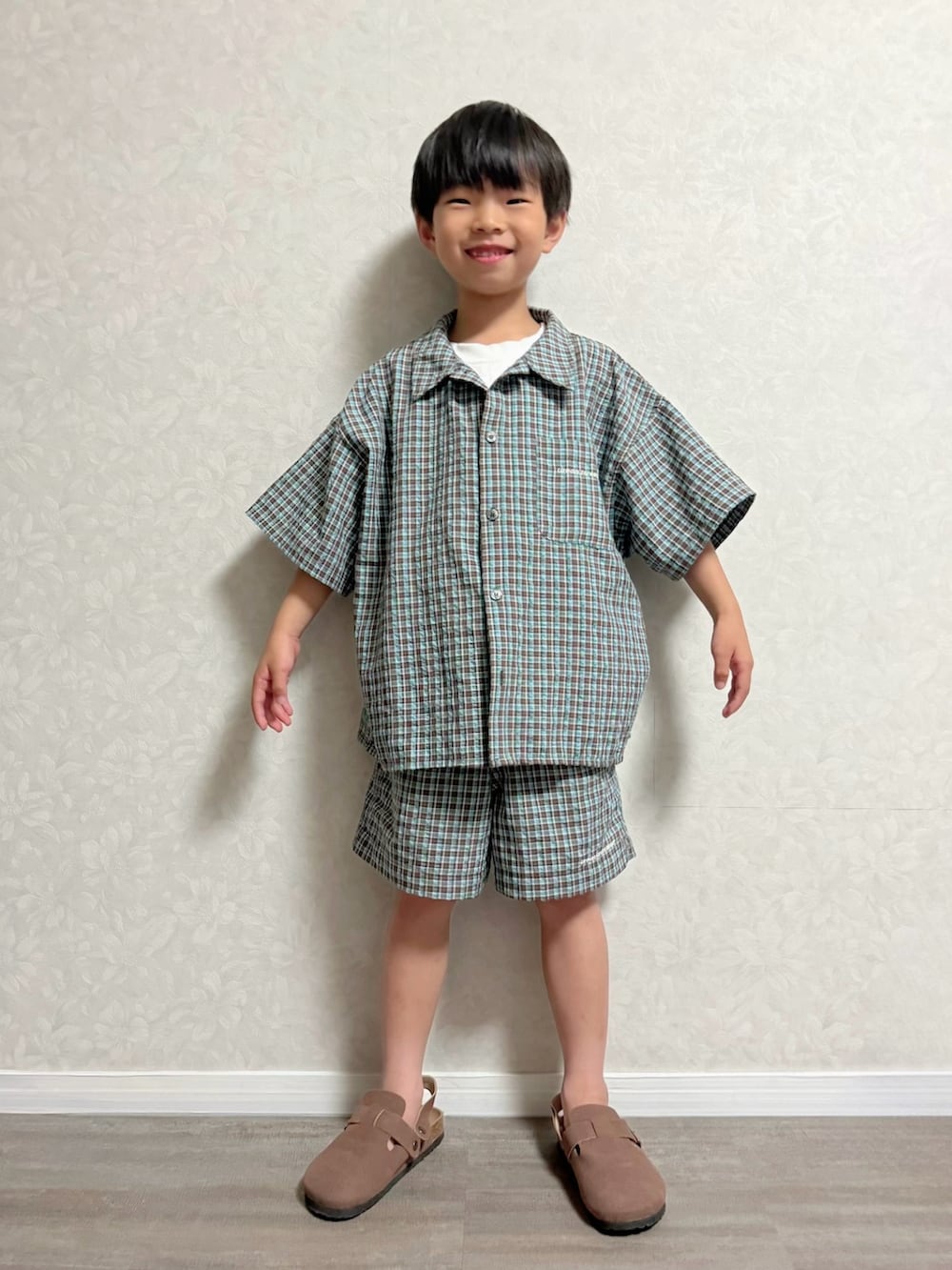 ホワイト系のTシャツ/カットソー、ブラウン系のその他パンツ、ブラウン系のシャツ/ブラウスを着用したキッズの夏コーディネートの4枚目の写真