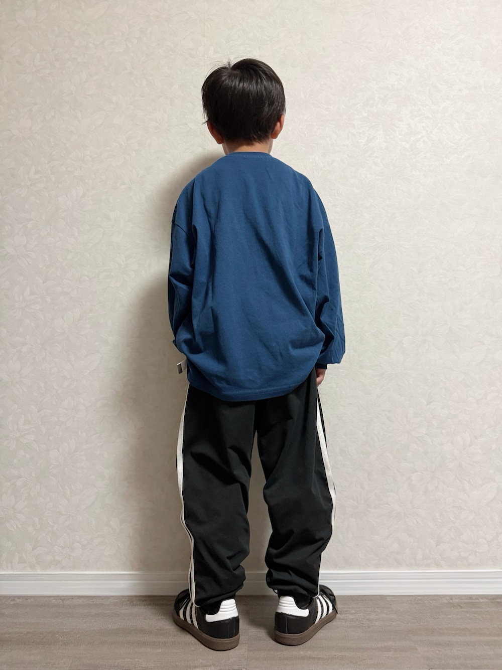 ブラック系のその他パンツ、ブラック系のスニーカー、ブルー系のTシャツ/カットソーを着用したキッズの秋コーディネートの5枚目の写真