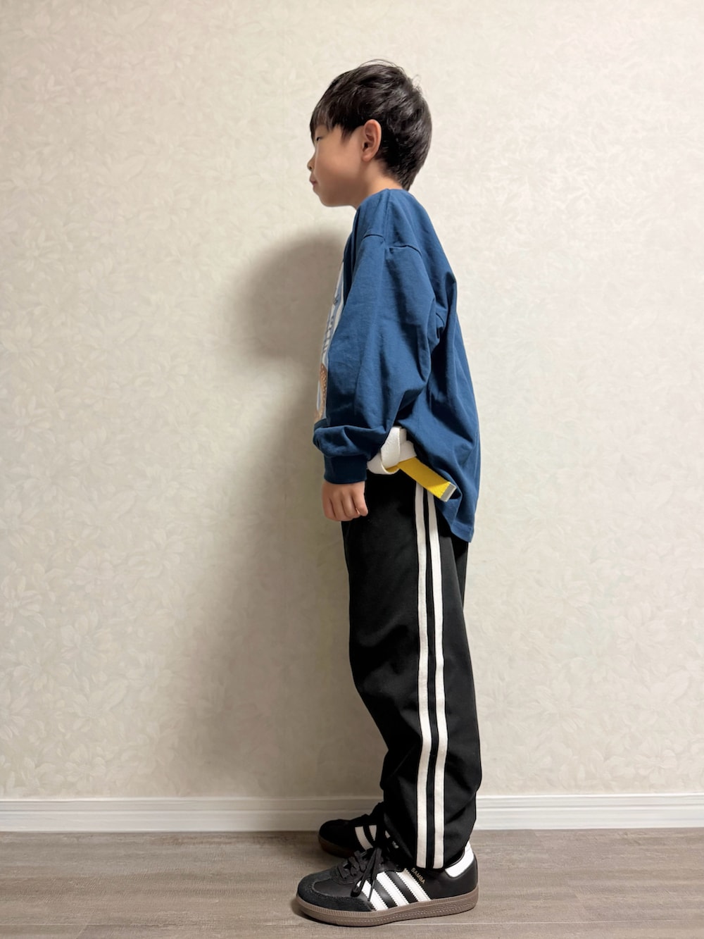 ブラック系のその他パンツ、ブラック系のスニーカー、ブルー系のTシャツ/カットソーを着用したキッズの秋コーディネートの4枚目の写真