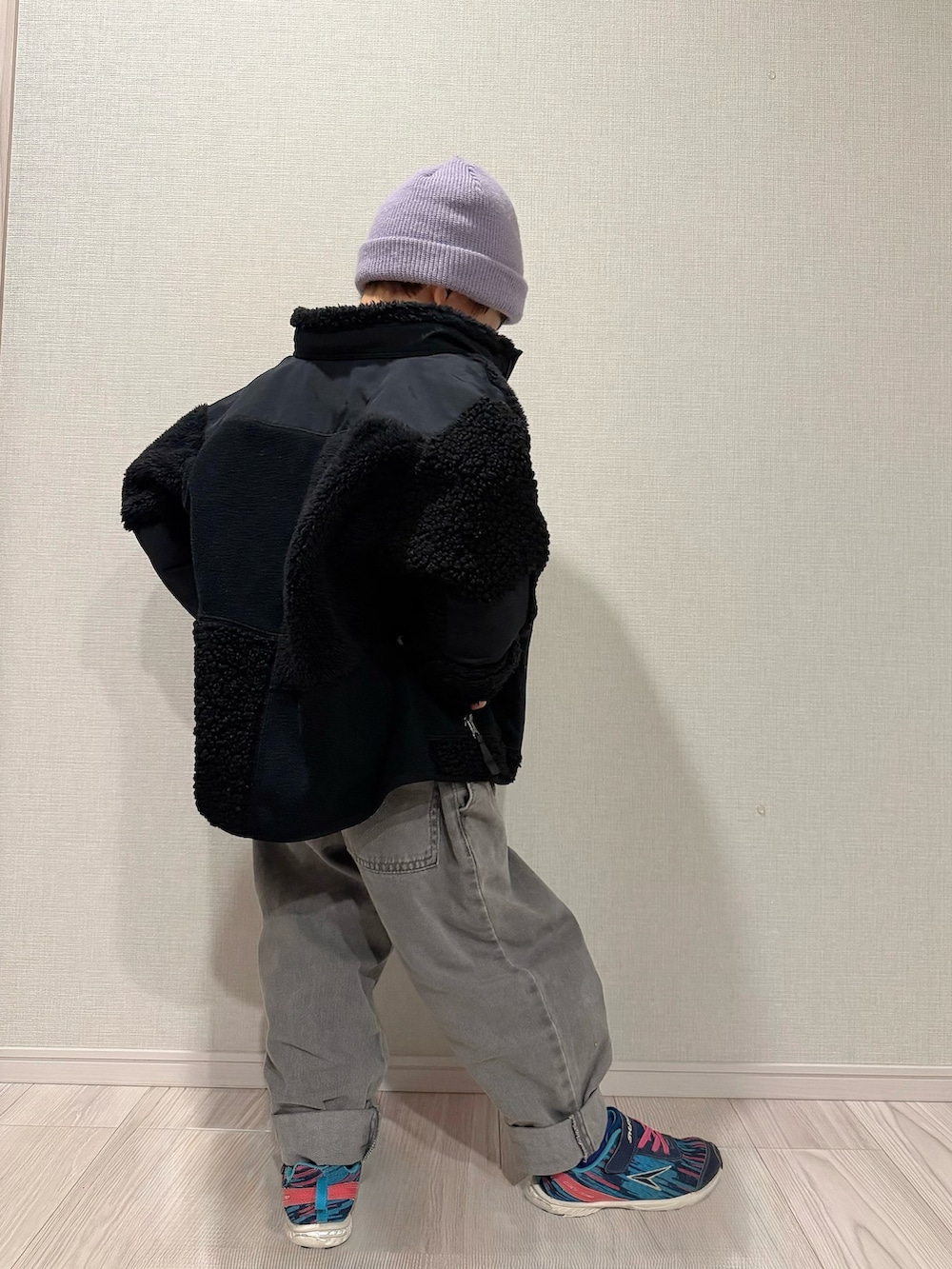 ホワイト系のスニーカー、ホワイト系のスウェット、ブルー系のスニーカーを着用したキッズの冬コーディネートの4枚目の写真