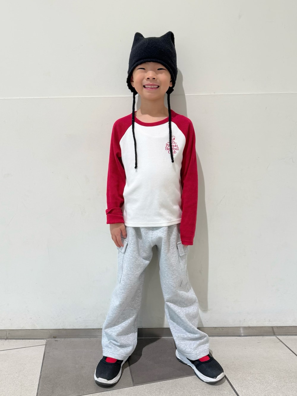 ブラック系のサンダル、ホワイト系のTシャツ/カットソー、ブラック系のパーカーを着用したキッズの秋コーディネートの3枚目の写真