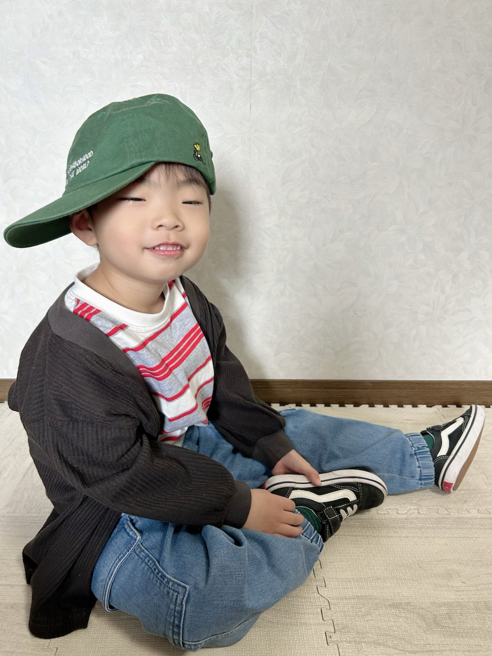 グレー系のTシャツ/カットソー、ブラック系のカーディガン/ボレロ、ブルー系のデニムパンツを着用したキッズの春コーディネートの5枚目の写真