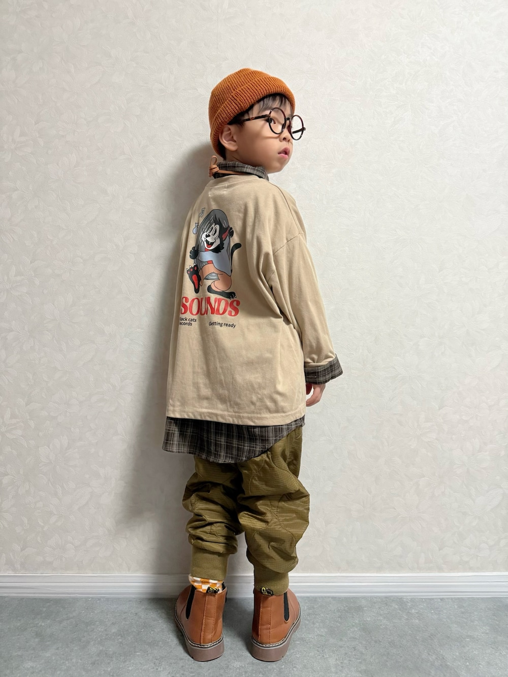 ブラウン系のその他パンツ、ベージュ系のTシャツ/カットソー、ブラウン系のシャツ/ブラウスを着用したキッズの秋コーディネートの4枚目の写真