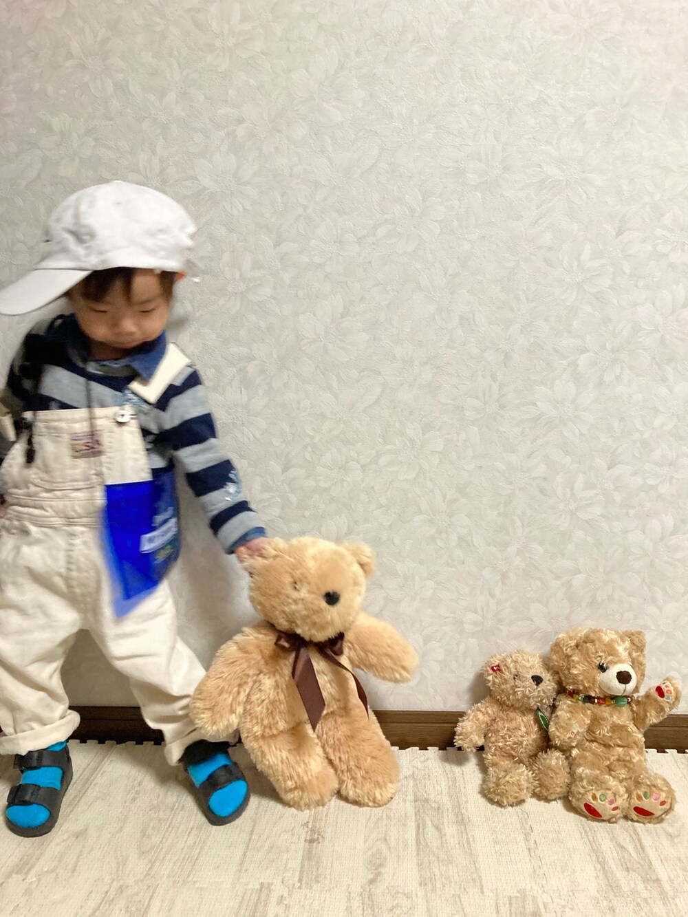 ブルー系のシャツ/ブラウス、グレー系のTシャツ/カットソー、ホワイト系のサロペット/オーバーオールを着用したキッズの春コーディネートの5枚目の写真