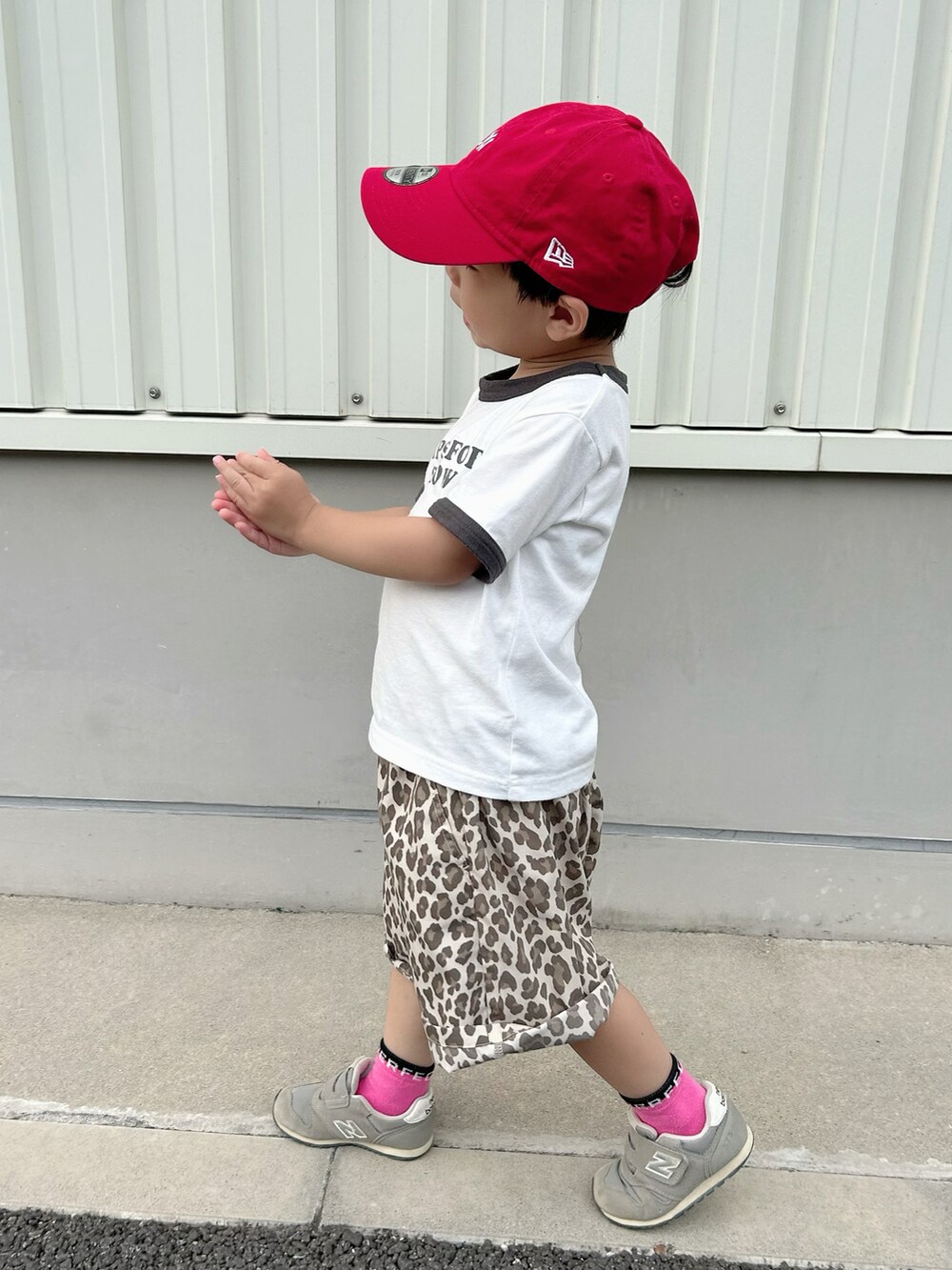 ホワイト系のTシャツ/カットソー、ベージュ系のその他パンツ、グレー系のスニーカーを着用したキッズの夏コーディネートの4枚目の写真