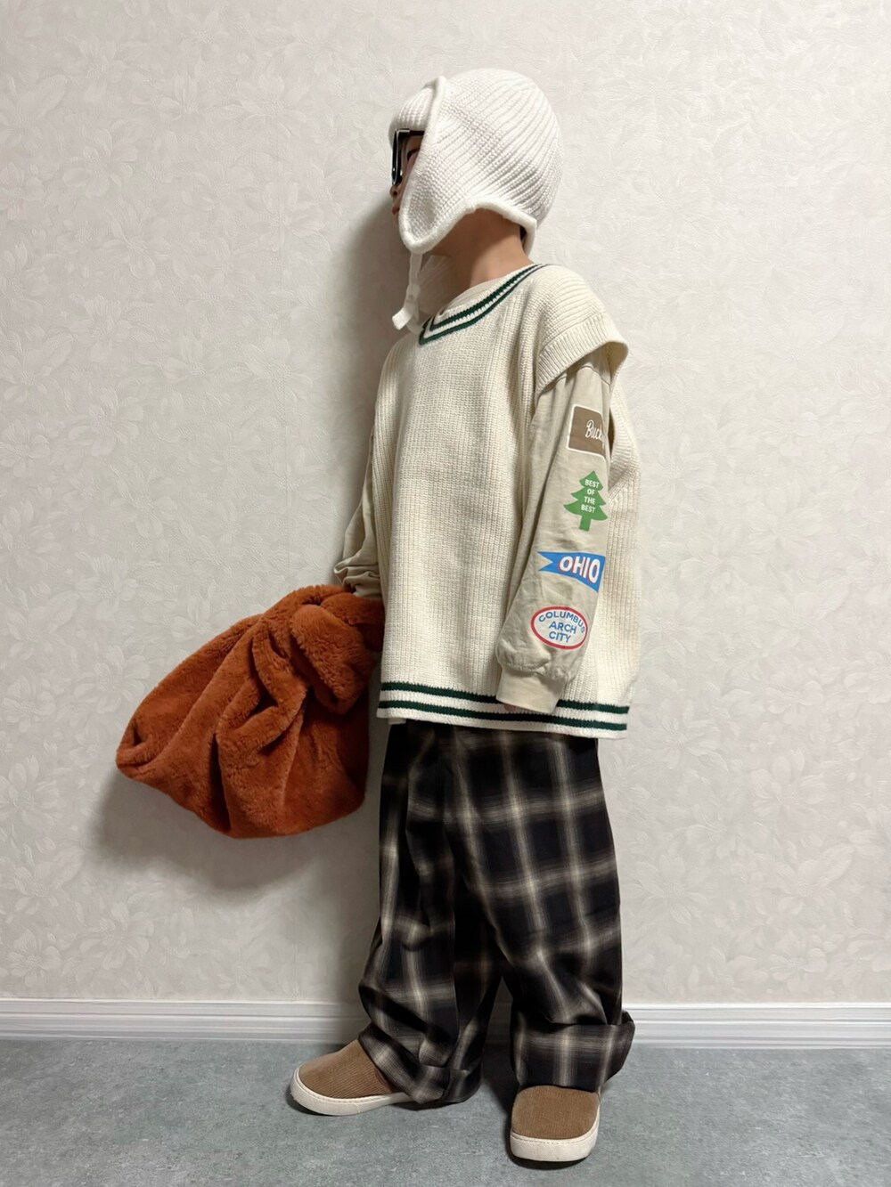 ベージュ系のTシャツ/カットソー、ブラウン系のその他パンツ、ブラウン系のスリッポンを着用したキッズの秋コーディネートの3枚目の写真