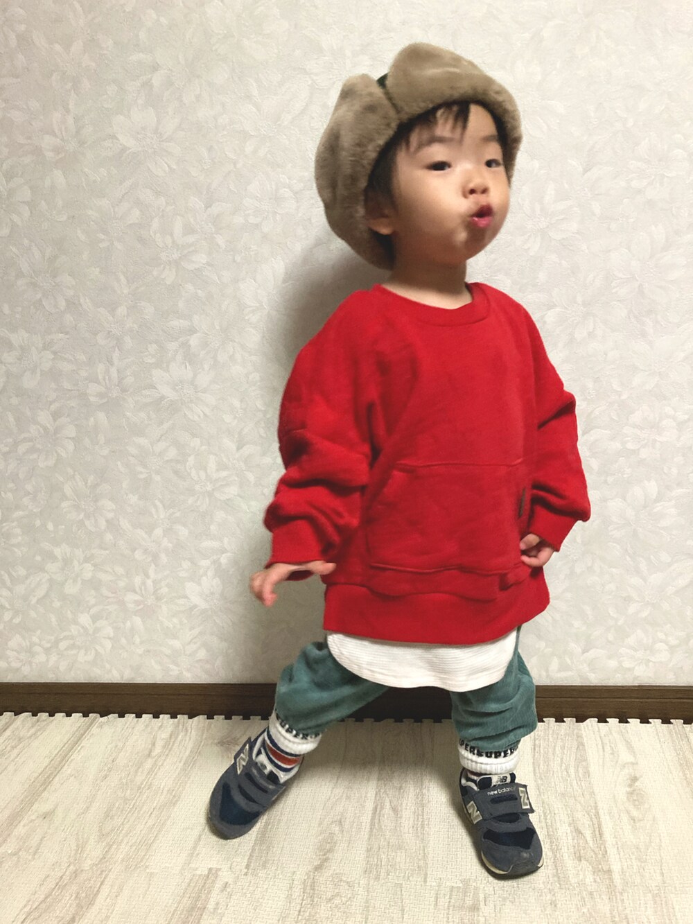 レッド系のスウェット、グリーン系のミリタリージャケット、グリーン系のその他パンツを着用したキッズの秋コーディネートの4枚目の写真