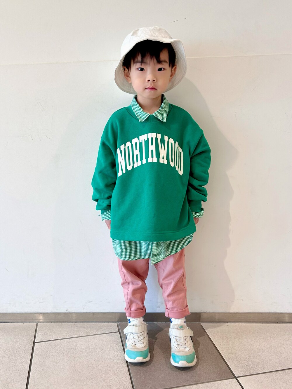 「ストリートフェス2024、ストリート、カジュアルコーデ、バケットハット、ピンク、pink男子部、レイヤードスタイル、produced by CHIYUMI、ロゴスウェット、靴下オタク、春のおしゃ見えテクニック、お出かけコーデ、スウィーツ同盟会、シャツスタイル、春コーデ」｜「NAUTICAの【NAUTICA/ノーティカ】ワンポイント刺繍バケットハット（ハット、ホワイト系）」を使った、lenlen23さん（キッズ・100cm）の春コーディネートの2枚目の写真