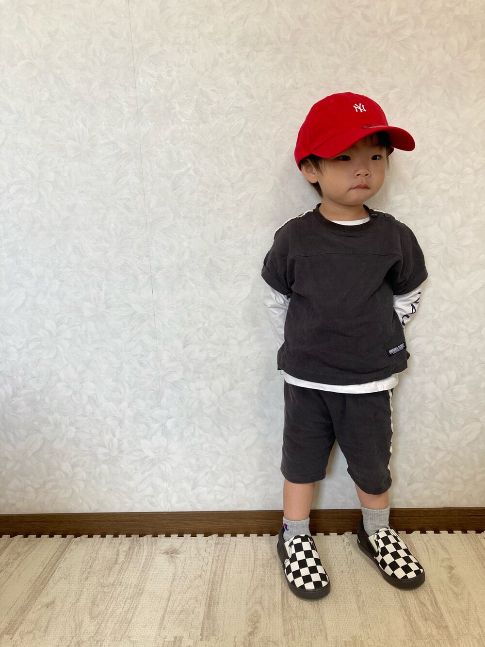 「ごきげんウィーク、ZOZOKIDSDAY、セットアップ、プチプラ、キャップ、カラー×コーデ、ストリートMIX、レイヤードスタイル、アウトドアスタイル、休日スタイル、カラーソックス、カジュアルコーデ、チェッカーフラッグ、モノトーン、スリッポン」|「NEW ERAのNEW ERA/ニューエラ キッズ キャップ 12654223(キャップ、レッド系)」を使った、lenlen23さん(キッズ・90cm)の春コーディネートの4枚目の写真