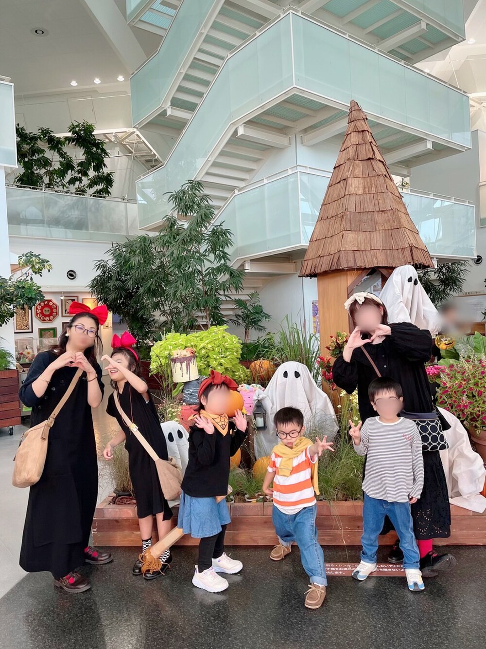 ブラック系のTシャツ/カットソー、ブラウン系のその他シューズ、ブラック系のワンピースを着用したキッズの秋コーディネートの4枚目の写真