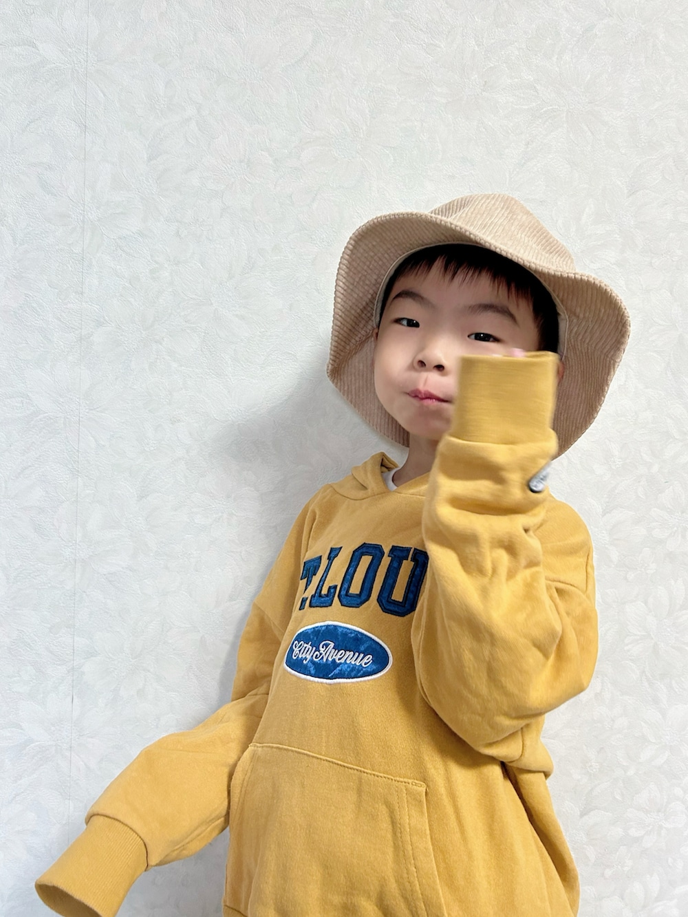 ホワイト系のTシャツ/カットソー、イエロー系のパーカー、その他のサロペット/オーバーオールを着用したキッズの秋コーディネートの5枚目の写真