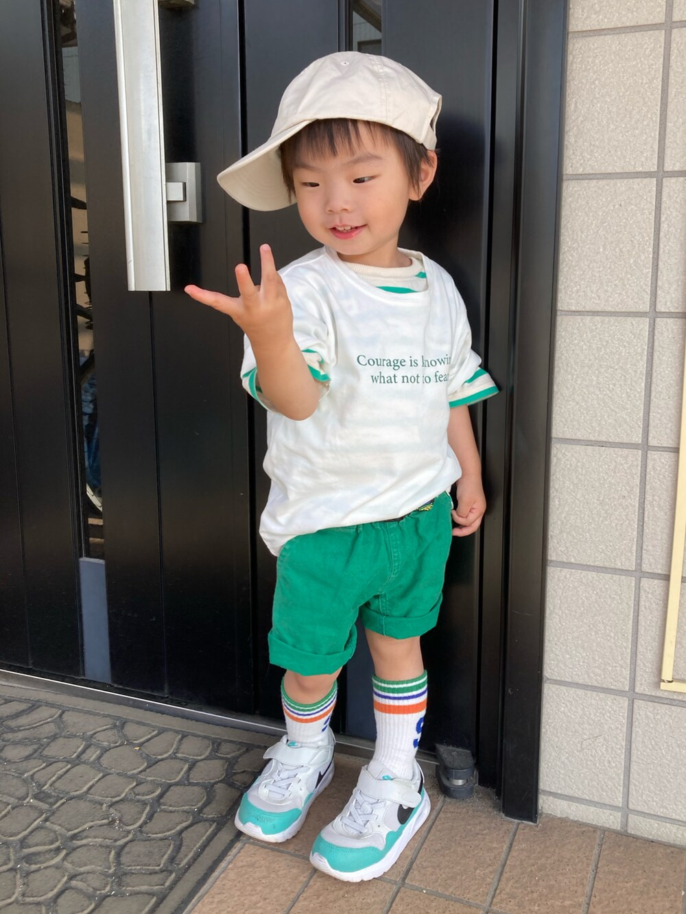 ホワイト系のTシャツ/カットソー、グリーン系のTシャツ/カットソー、グリーン系のその他パンツを着用したキッズの夏コーディネートの4枚目の写真