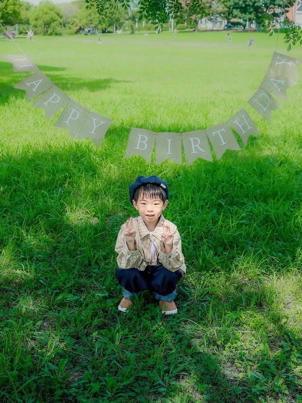 ブラウン系のスリッポン、ホワイト系のTシャツ/カットソー、ベージュ系のシャツ/ブラウスを着用したキッズの秋コーディネートの4枚目の写真