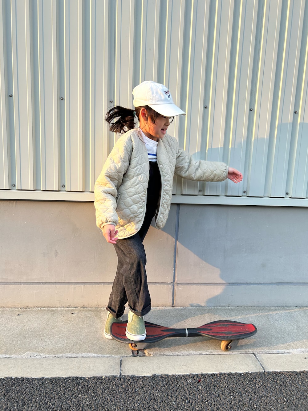 ブルー系のTシャツ/カットソー、ブラック系のサロペット/オーバーオール、グリーン系のブルゾンを着用したキッズの春コーディネートの5枚目の写真