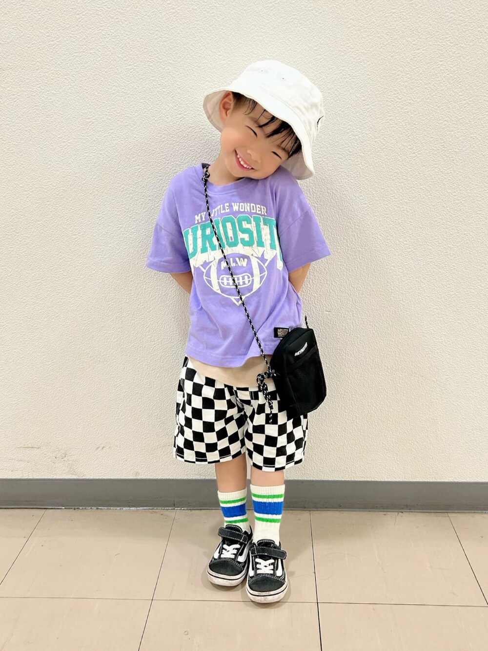 パープル系のTシャツ/カットソー、ベージュ系のタンクトップ、ブラック系のその他パンツを着用したキッズの秋コーディネートの2枚目の写真
