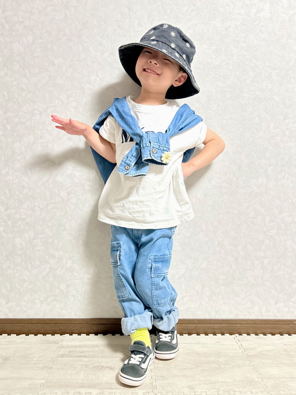 ホワイト系のTシャツ/カットソー、ブルー系のシャツ/ブラウス、ブルー系のデニムパンツを着用したキッズの夏コーディネートの4枚目の写真