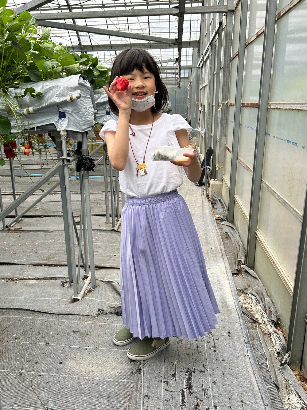 ホワイト系のTシャツ/カットソー、ホワイト系のベスト、グリーン系のショルダーバッグを着用したキッズの春コーディネートの5枚目の写真