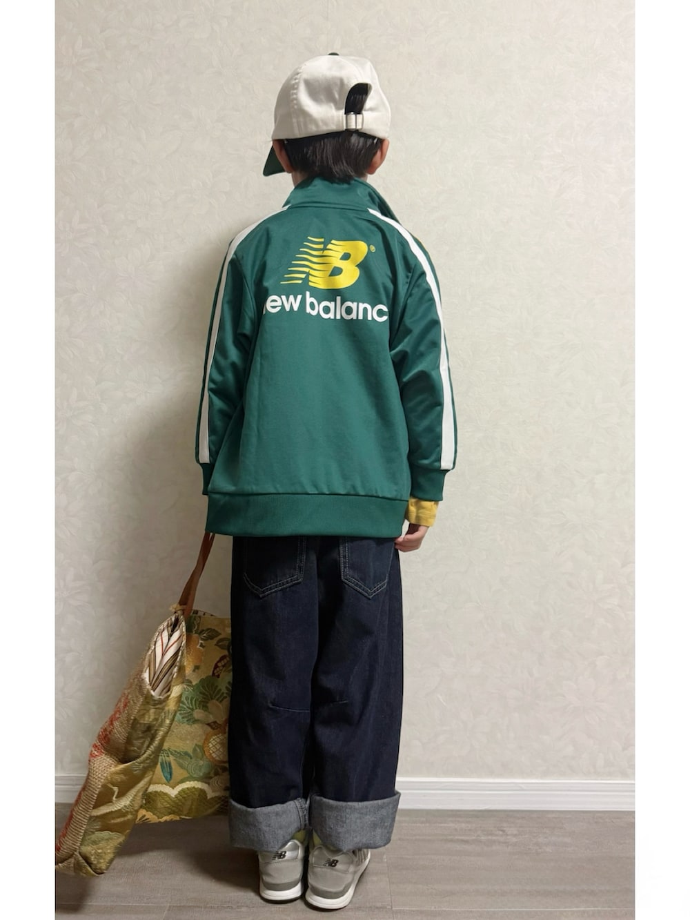 グレー系のスニーカー、イエロー系のTシャツ/カットソー、グリーン系のジャージを着用したキッズの秋コーディネートの2枚目の写真
