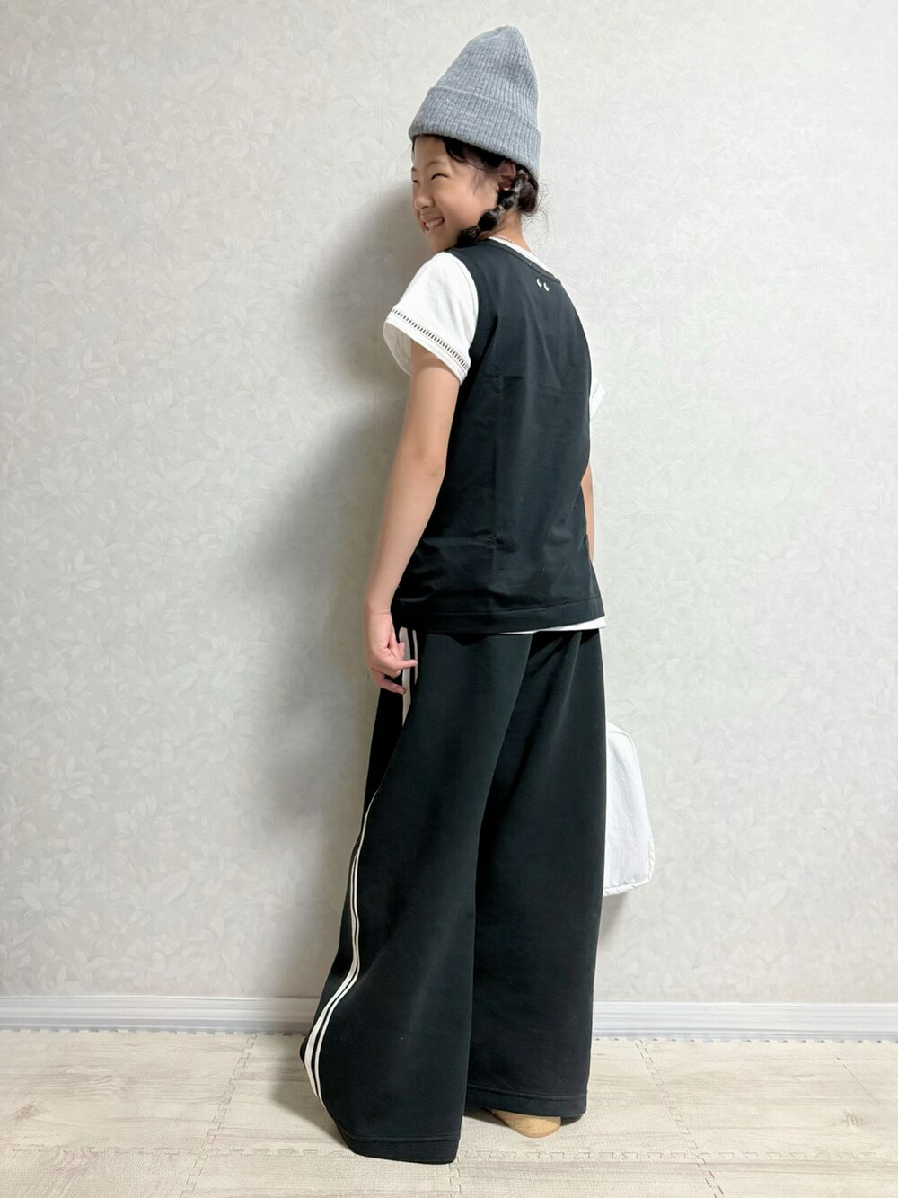 ブラック系のタンクトップ、ホワイト系のセットアップ、ブラック系のスウェットパンツを着用したキッズの春コーディネートの5枚目の写真