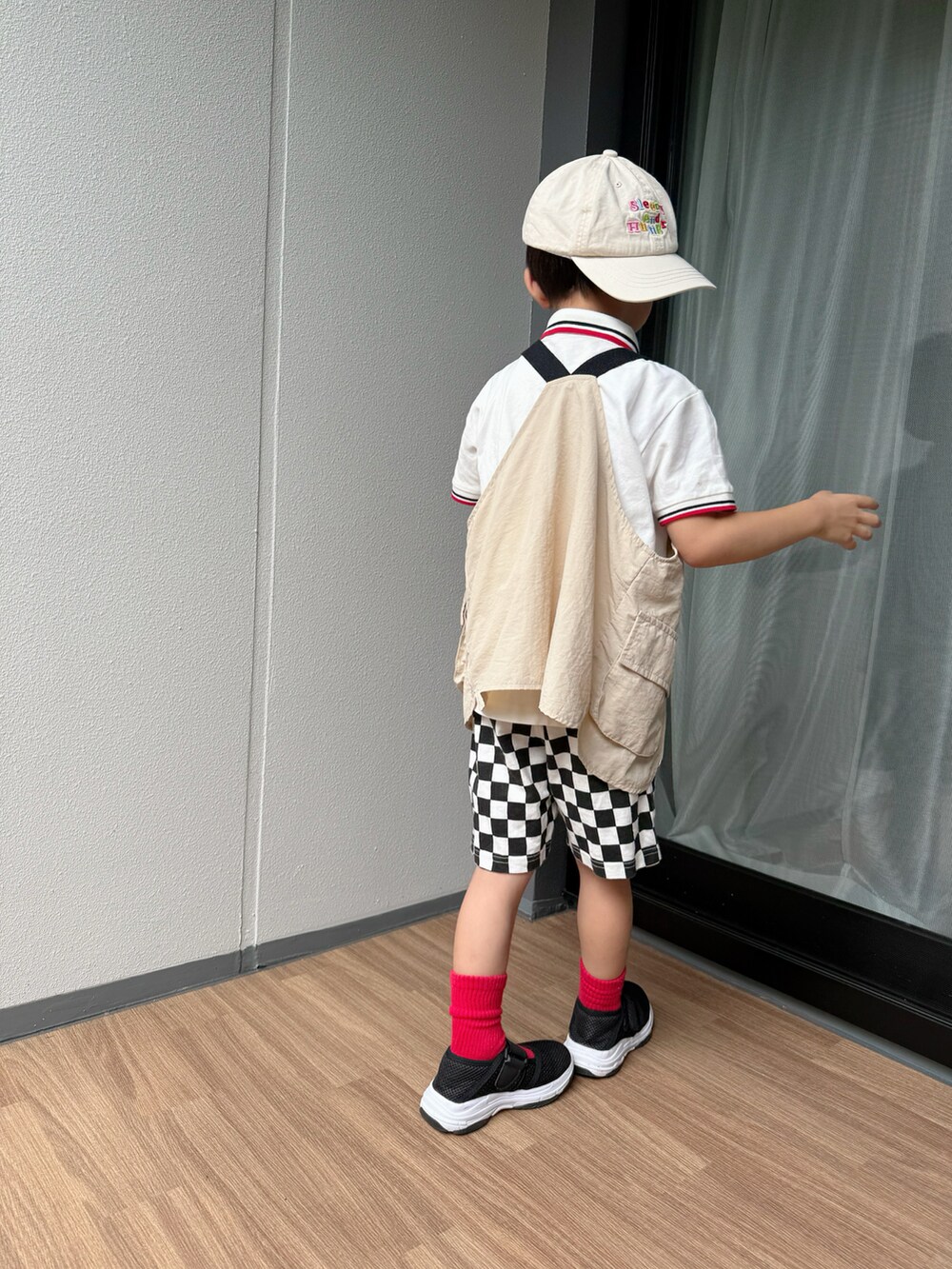 ベージュ系のベスト、ホワイト系のポロシャツ、その他のその他パンツを着用したキッズの夏コーディネートの5枚目の写真