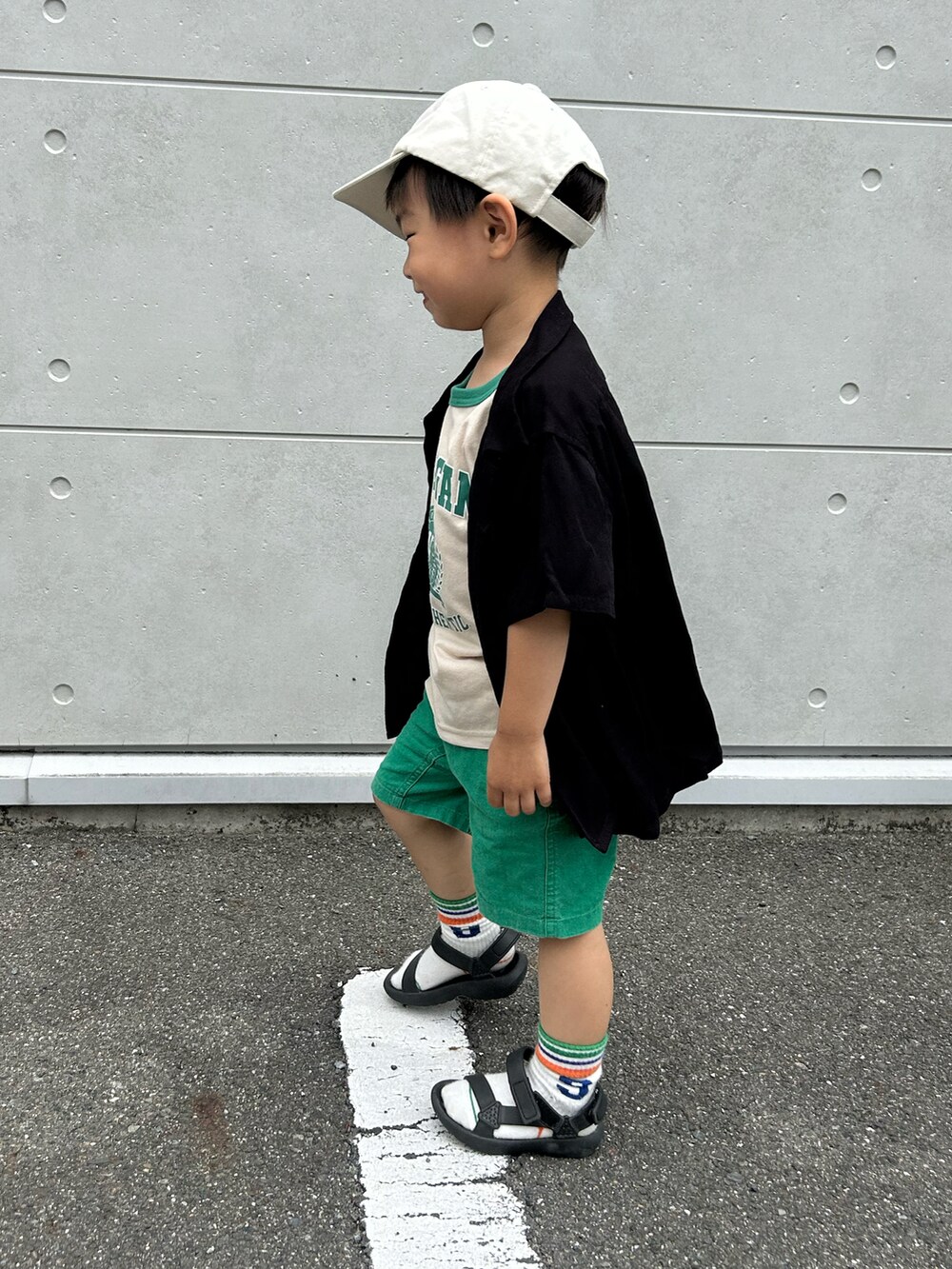 ベージュ系のタンクトップ、ブラック系のシャツ/ブラウス、グリーン系のその他パンツを着用したキッズの夏コーディネートの3枚目の写真