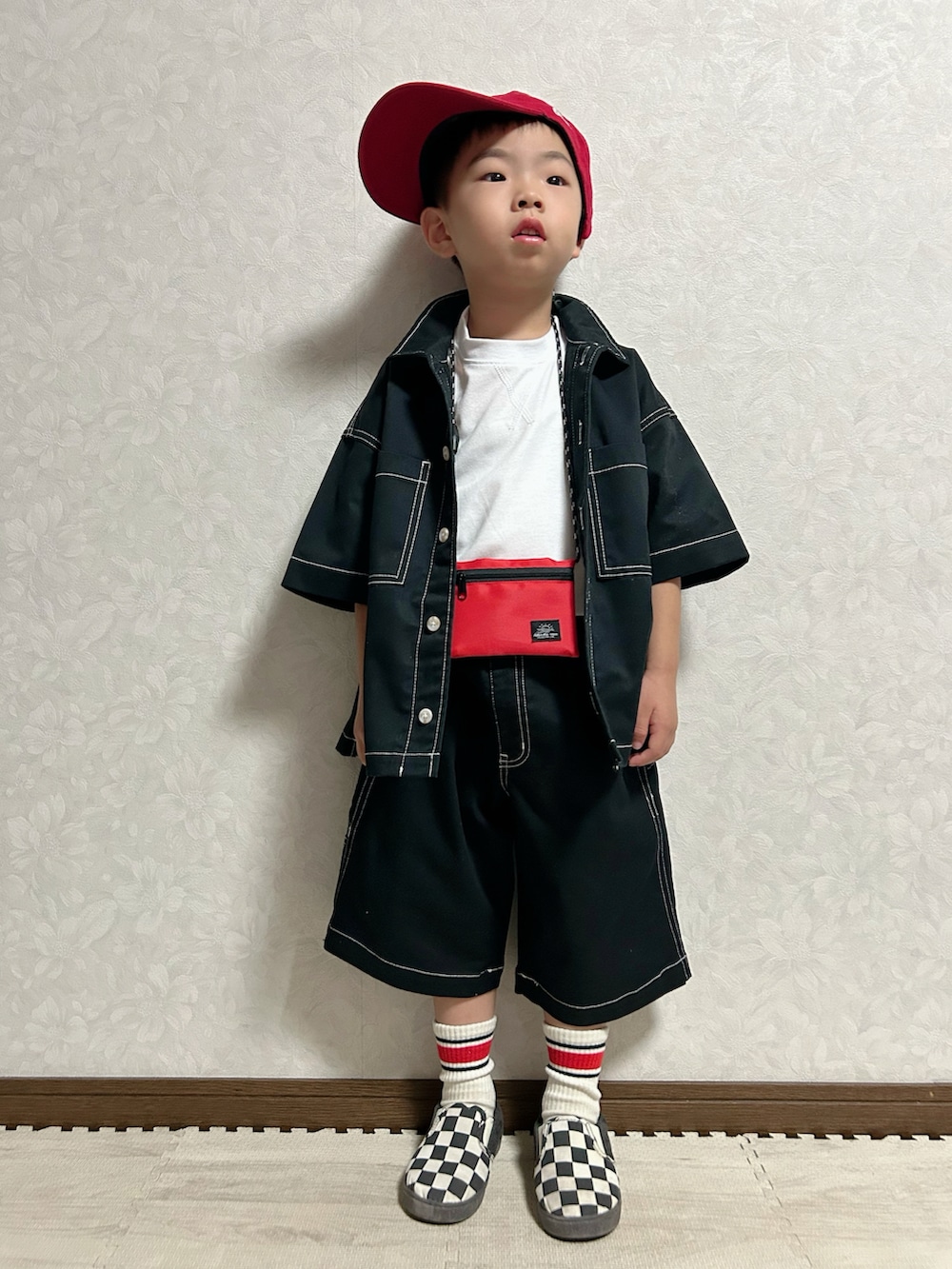 ブラック系のシャツ/ブラウス、ブラック系のパンツ、その他のスリッポンを着用したキッズの夏コーディネートの2枚目の写真