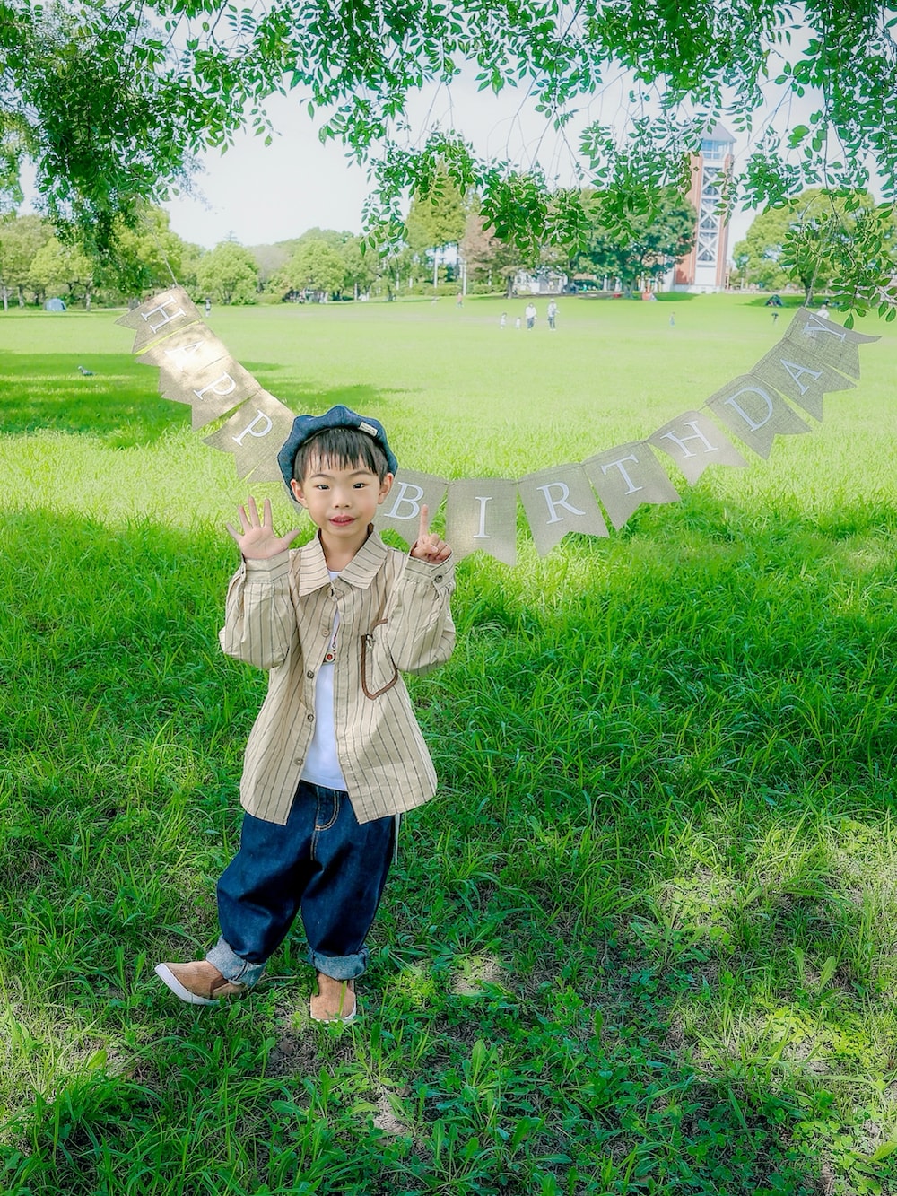 ブラウン系のスリッポン、ホワイト系のTシャツ/カットソー、ベージュ系のシャツ/ブラウスを着用したキッズの秋コーディネートの3枚目の写真