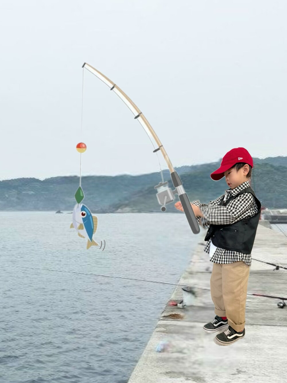 ホワイト系のTシャツ/カットソー、ブラック系のベスト、ブラック系のシャツ/ブラウスを着用したキッズの春コーディネートの2枚目の写真