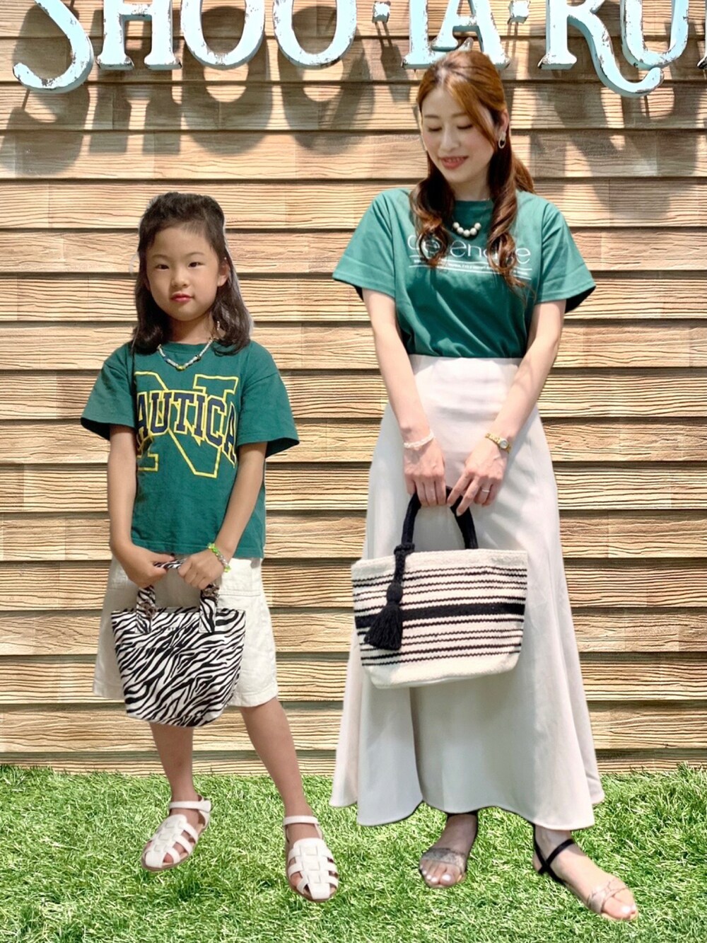 グリーン系のTシャツ/カットソー、ホワイト系のサロペット/オーバーオール、その他のトートバッグを着用したキッズの夏コーディネートの2枚目の写真