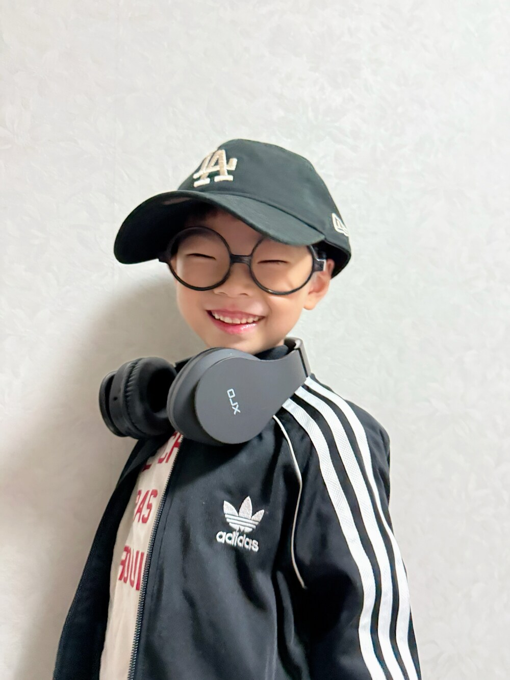 その他のその他パンツ、ブラック系のスニーカー、ホワイト系のTシャツ/カットソーを着用したキッズの秋コーディネートの4枚目の写真