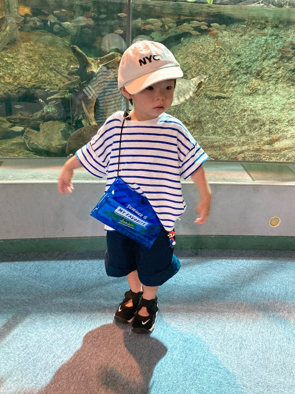 ブルー系のその他パンツ、ピンク系のパンツ、ピンク系のTシャツ/カットソーを着用したキッズの夏コーディネートの4枚目の写真