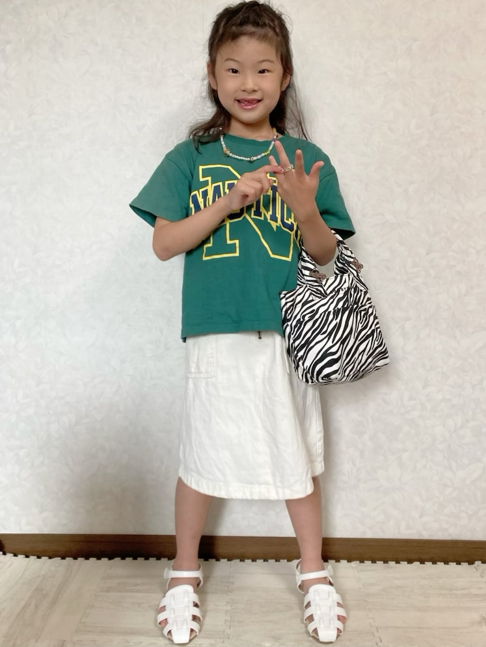 グリーン系のTシャツ/カットソー、ホワイト系のサロペット/オーバーオール、その他のトートバッグを着用したキッズの夏コーディネートの3枚目の写真