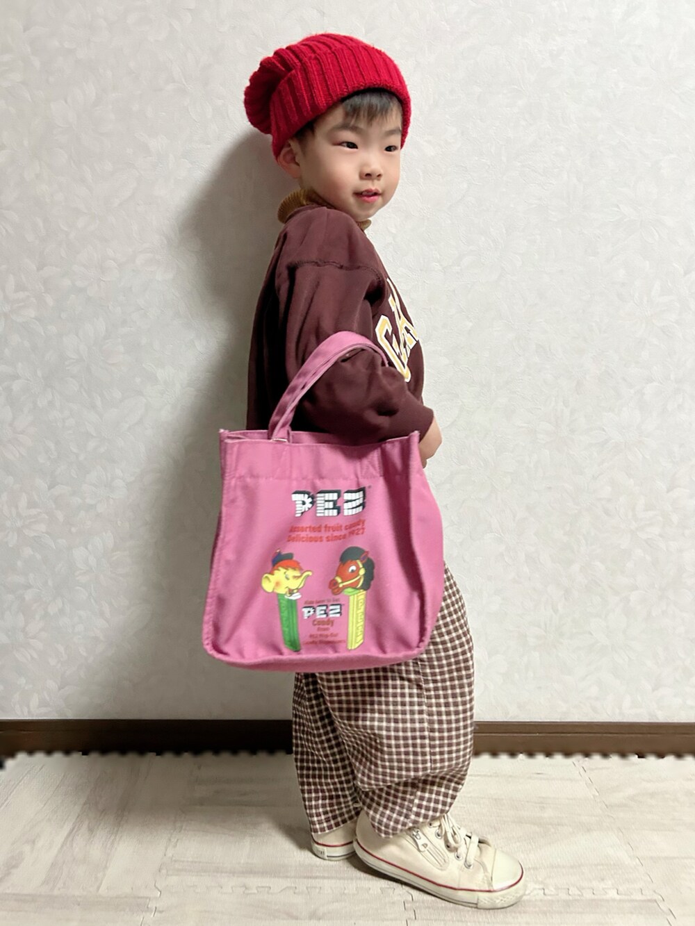「節分、チョコ色に染まれ、デートコーデ、ブラウン、ブラウンコーデ、アポロブラザーズ&シスターズ2024、お出かけコーデ、冬コーデ、レイヤードスタイル、チェック、古着MIX、ニット帽、スニーカー、スウィーツ同盟会、pink男子部」｜「BREEZEのタートルニット 100cm（ニット/セーター、イエロー系）」を使った、lenlen23さん（キッズ・100cm）の冬コーディネートの5枚目の写真