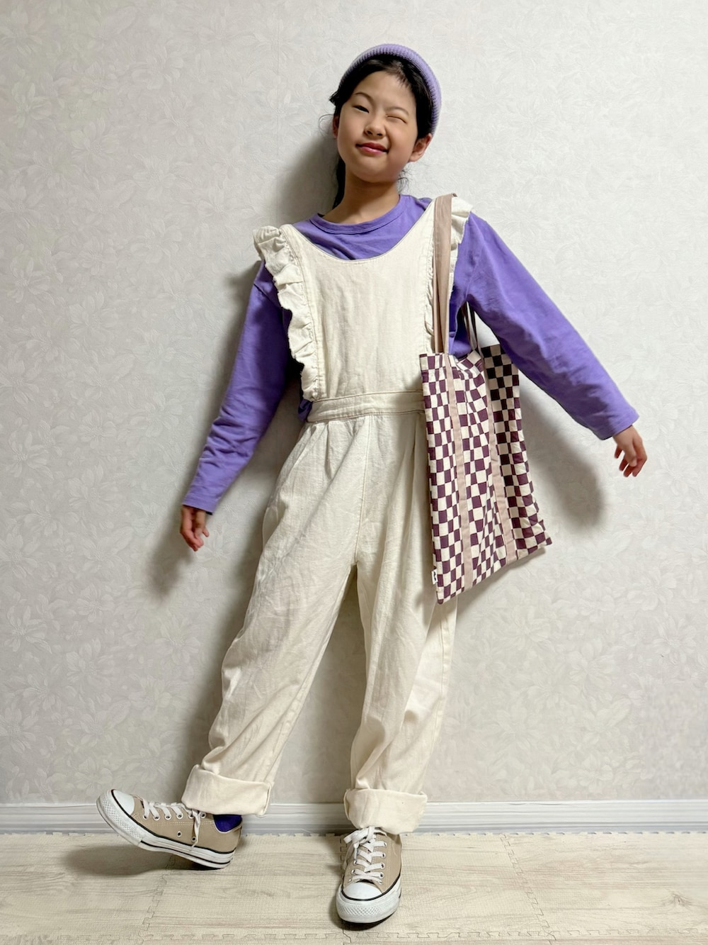 パープル系のTシャツ/カットソー、シルバー系のショルダーバッグ、ピンク系のスニーカーを着用したキッズの春コーディネートの3枚目の写真